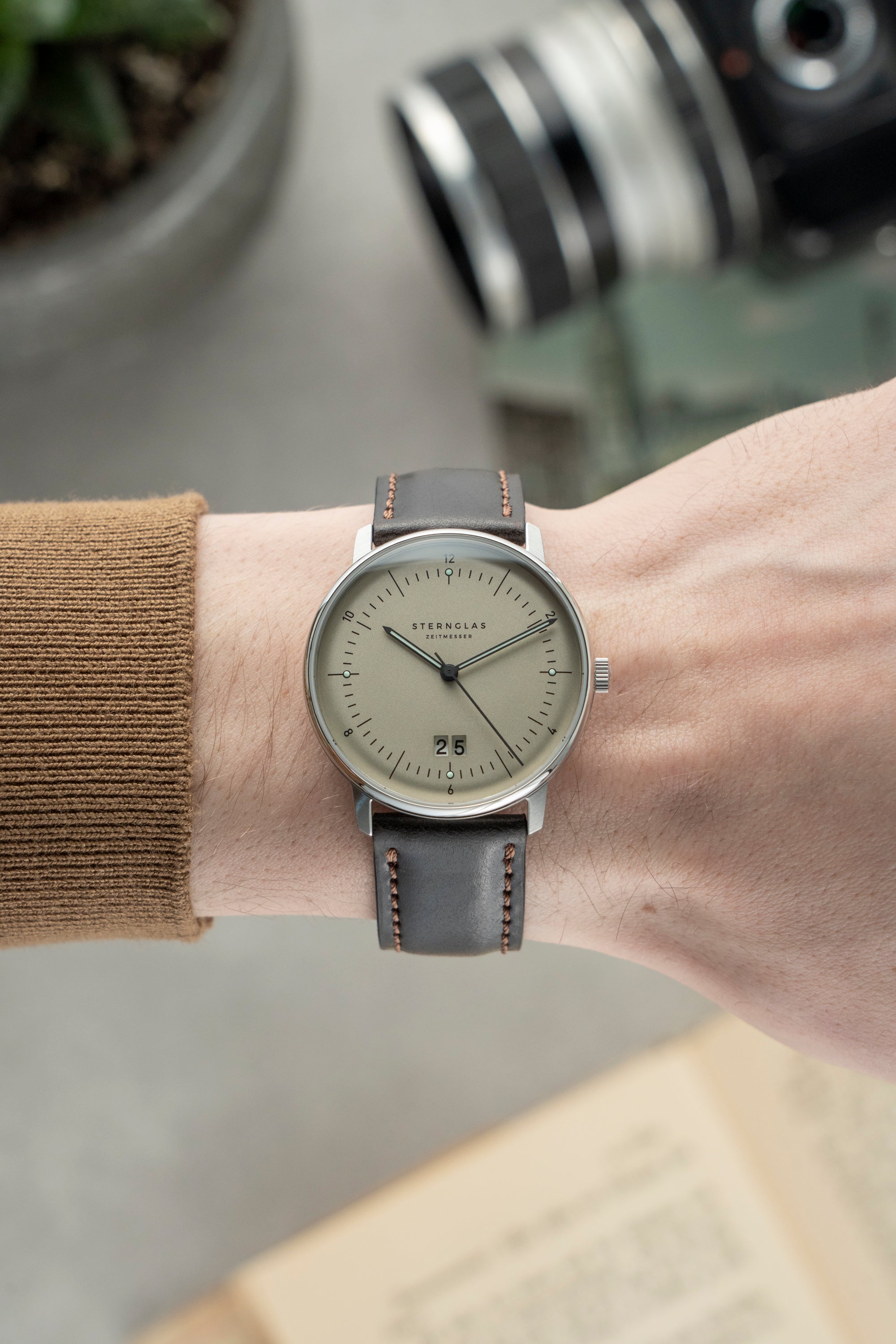 Naos Big Date Alabaster
