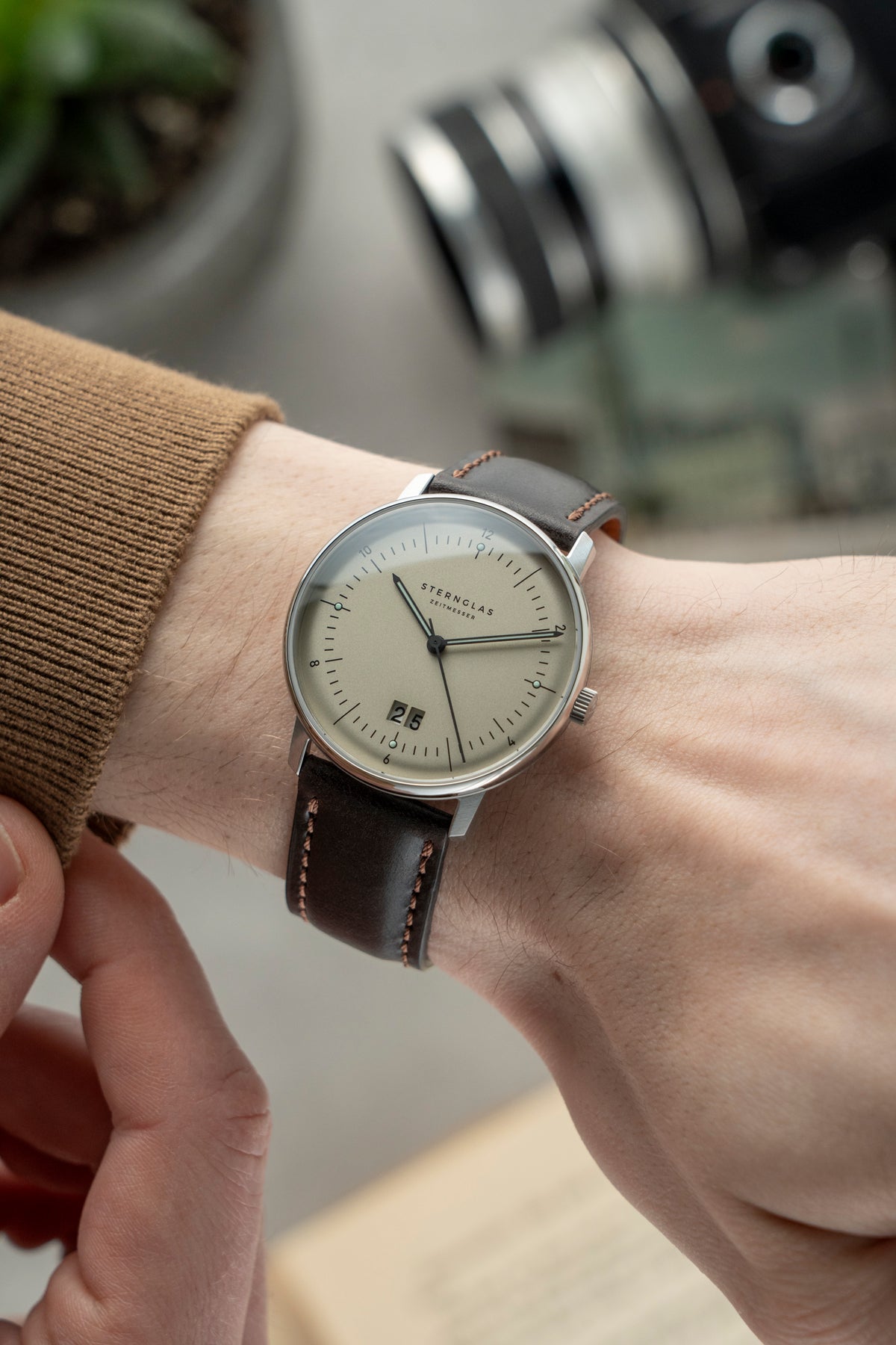 Naos Big Date Alabaster